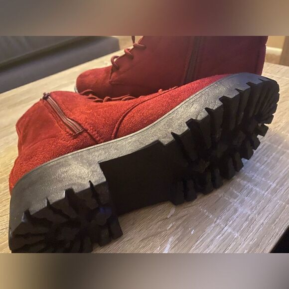 Rouge size 6 red velvet side zip lace front lug sole comfy ankle boots EUC - Picture 4 of 16